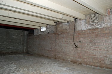<p>Overzicht van de kelder onder deel A in de richting van de voorgevel. Oorspronkelijk was de kelder toegankelijk via een buitentrap aan de rechter zijde (zie ook de opmeting uit 1927).</p>
